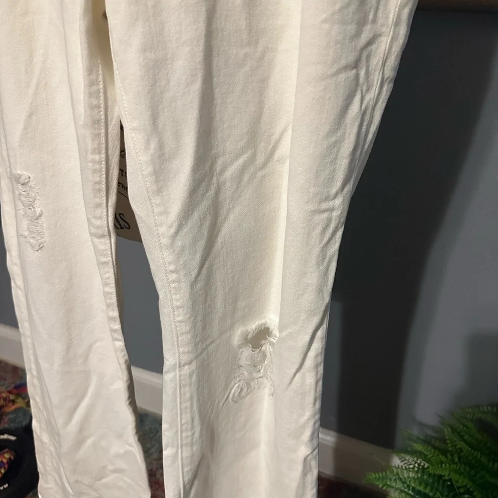 J crew NWT white distressed jeans. Tag has the fit